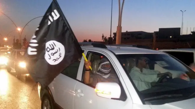 عناصر التنظيم يتجولون في الموصل بأعلامهم لرفع الروح المعنوية