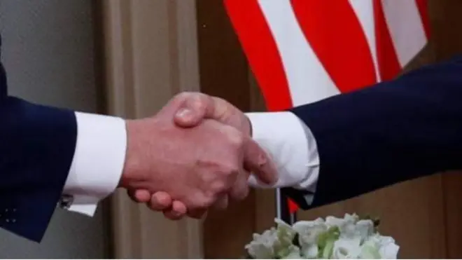 На зустрічі Трамп і Путін потисли руки