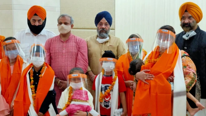 هند ته د افغان سیکانو لومړۍ ډله کې هغه کسان دي چې د کورنۍ غړي یې کابل کې د دوی پر عبادتځي وروستي برید کې وژل شوي وو