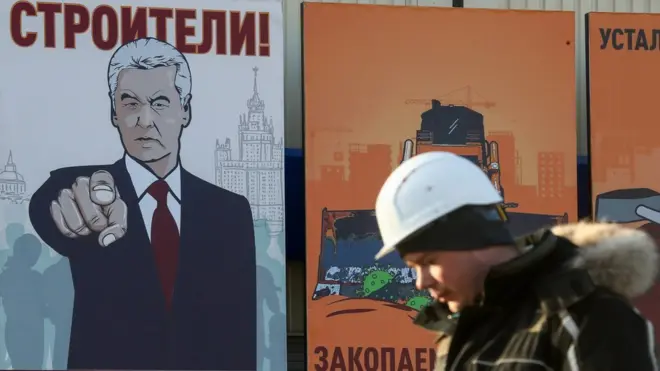 Строителей больницы для зараженных коронавирусом на окраине Москвы вдохновляют плакаты в советском стиле