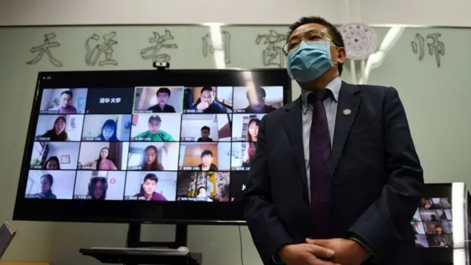 由于新冠肺炎疫情，北京清华大学的大学生们如今通过网络在家在线上课。