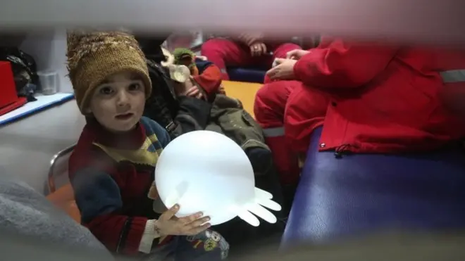 Suriye'de tahliye edilen hasta çocuk