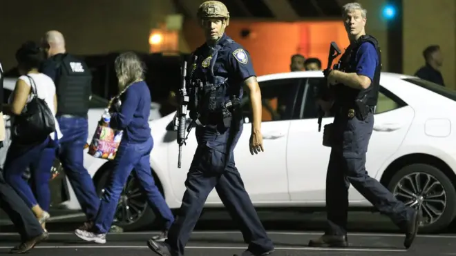 Los policías custodiaban una manifestación por la muerte de dos ciudadanos negros.