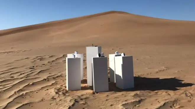 Художник скрыл точное местоположение инсталляции в пустыне