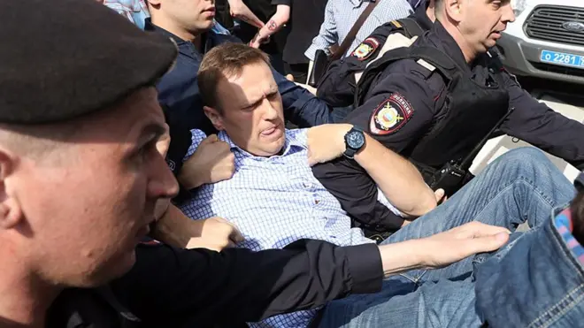 Оппозиционера Алексея Навального задержали на акции "Он вам не царь" в Москве.