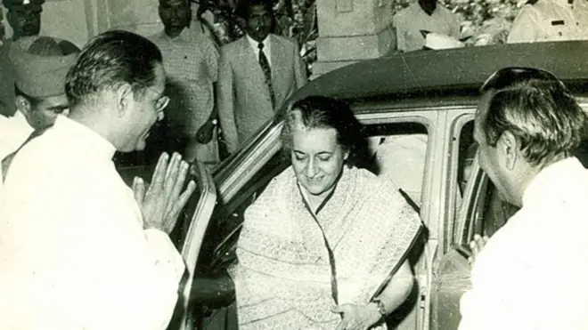 इलाहाबाद हाईकोर्ट में पेशी के लिए जाती हुईं इंदिरा गांधी