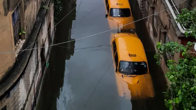 Некоторые улицы в Калькутте затопило