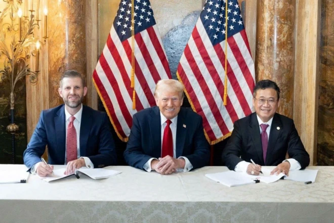 Eric Trump, Phó chủ tịch điều hành The Trump Organization và Chủ tịch KBC Đặng Thành Tâm ký thỏa thuận hợp tác dưới sự chứng kiến của ông Donald Trump tại Florida, Mỹ ngày 25/9/2024 