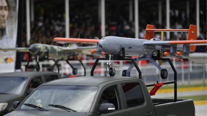 Des drones exposés lors d'un défilé militaire