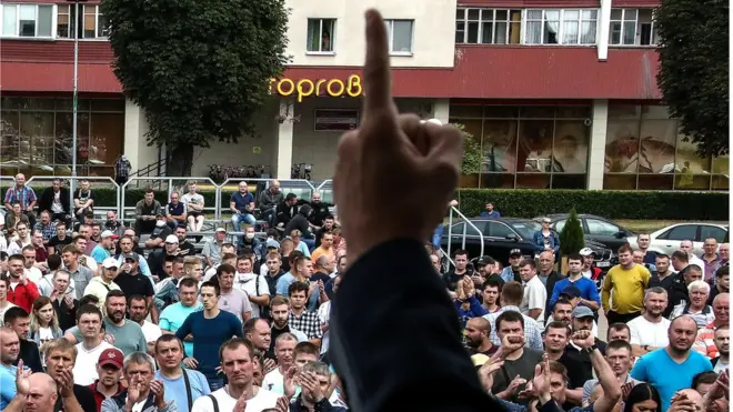 Солигорск. Работники ОАО "Беларуськалий" во время митинга на главной площади города около исполкома