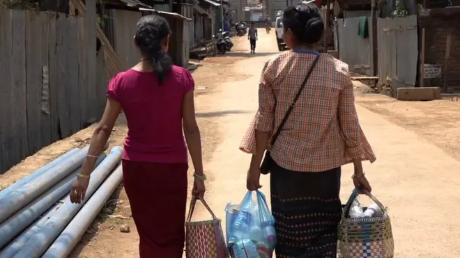 میانمار کے گاؤں تمو کی عورتیں انڈیا کے گاؤں مورہ میں دودھ فروخت کرنے آتی ہیں۔