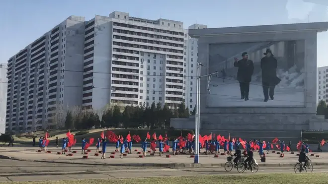 Başkent Pyongyang'da her sabah propaganda dansı yapılıyor.