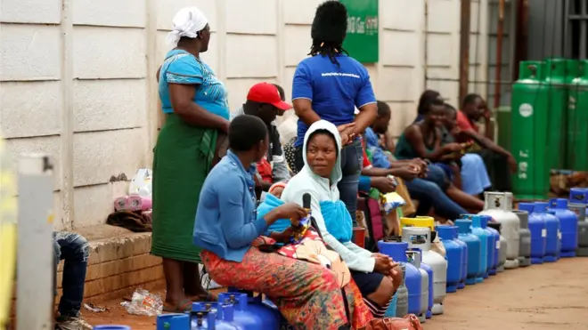Warga Zimbabwe mengantre untuk membeli gas dan BBM, tetapi belum tentu dapat.