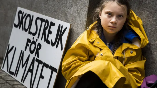 غرييتا دأبت على الجلوس أمام البرلمان السويدي، وبجانبها لافتة تقول "الاعتصام المدرسي لأجل المناخ"
