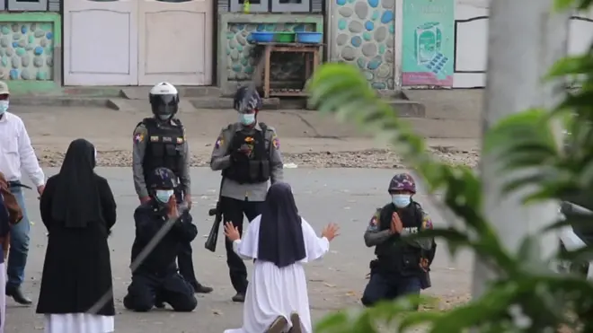 सन् २०२१ मा विश्वभर चर्चित भएको तस्बिरमा सिस्टर एन रोज नु टङले प्रदर्शनकारीलाई बचाउन प्रहरीसामु घुँडा टेकेको देखिन्छ।