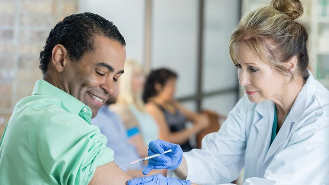 ผู้ชายถูกฉีดยา