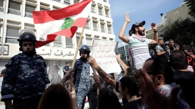 متظاهرون في لبنان أمام مصرف