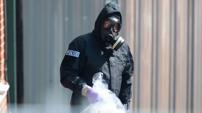 полицейский в химзащите