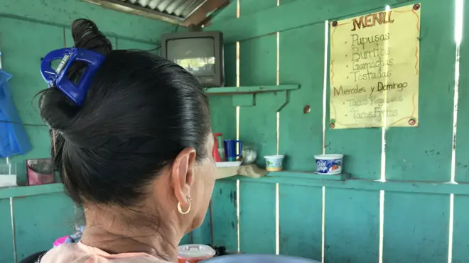 María López* está a la espera de una respuesta del gobierno de Belice a su solicitud de asilo. Mientras, vende "pupusas" en uno de los puestos de comida de la aldea.