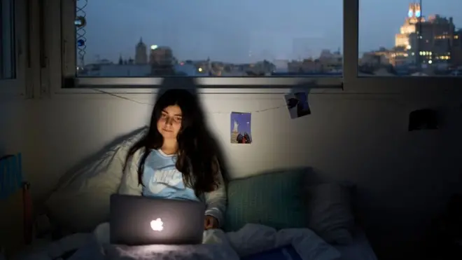 Bekerja di atas tempat tidur berpotensi menimbulkan beragam persoalan medis.