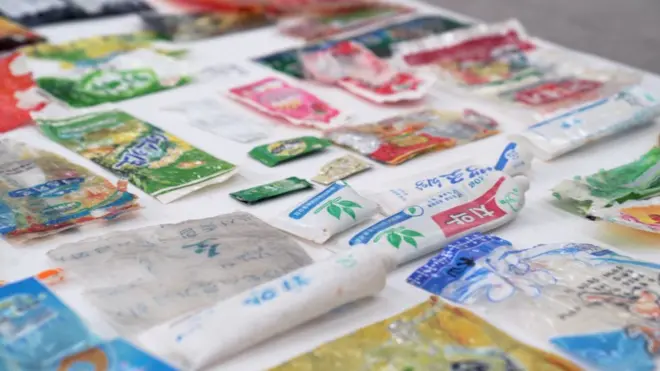 1년 넘게 모은 북한 생활 쓰레기는 과자, 사탕, 아이스크림, 빵, 음료수, 라면, 조미료 등 품목도 다양했지만, 종류도 놀라울 정도로 다양했다