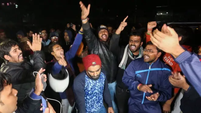 जेएनयू के गेट के बाहर प्रदर्शन करते लोग