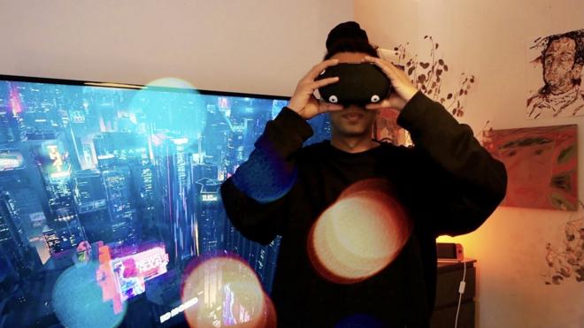 حسام فازولا يرتدي نظارة الواقع الافتراضي