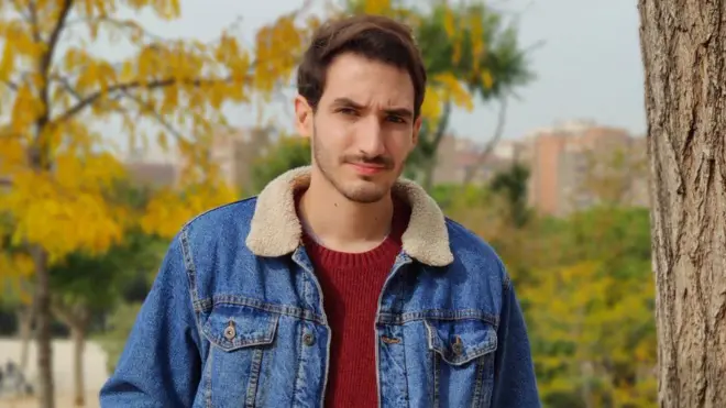 Álvaro Medina tiene 24 años, y también es periodista, como su padre.