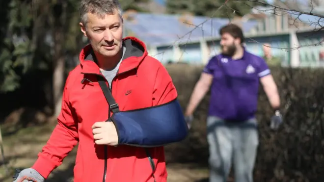 Мэр Екатеринбурга Евгений Ройзман на субботнике в одном из парков Екатеринбурга