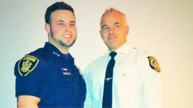 Dave Betz y su hijo David. El suicidio dentro de los uniformados de la policía ha crecido en los últimos años en EE.UU.