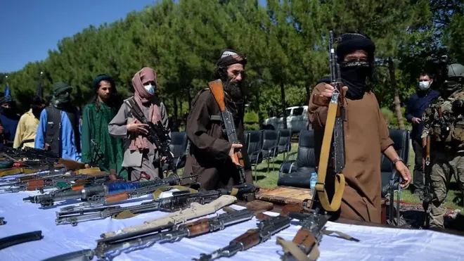 ईरान सीमा के पास एक महत्वपूर्ण बॉर्डर क्रॉसिंग पर तालिबान ने कब्ज़ा कर लिया है.