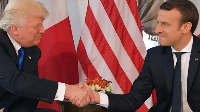 Los apretones de manos entre Trump y Macron han sido objeto de escrutinio.