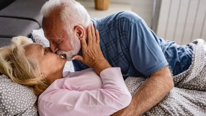 Parejasite de analise de jogos de futeboladultos besándose.