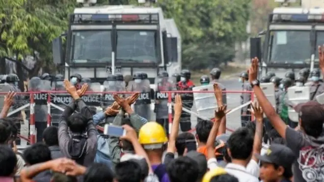 Каршылык акциясында өлкө лидери Аун Сан Су Чжини бошотуу талабы айтылууда
