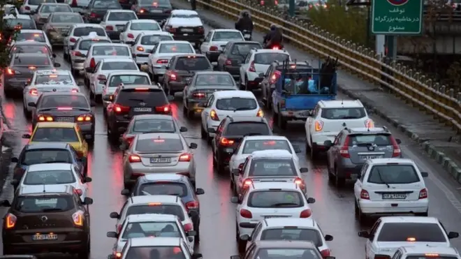 Tahran'da göstericilerin trafiğe kapattıkları bir yol