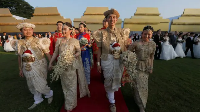 Beberapa pasangan asal Cina mengenakan pasangan tradisional Sri Lanka.