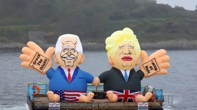 G7康瓦尔峰会期间海面上飘着拜登和约翰逊的幽默充气娃娃