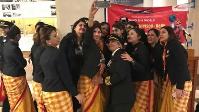 ایئر انڈیا کا عملہ سان فرانسسکو ایئر پورٹ پر سیلفی لیتے ہوئے