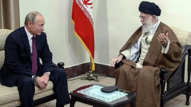 از زمان حمله به اوکراین این دومین سفر خارجی آقای پوتین خواهد بود. عکس مربوط به دیدار قبلی آقای پوتین با آقای خامنهای در آبان ماه ۱۳۹۶ است