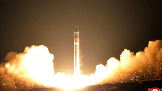 Korea Utara mengeklaim rudal Hwasong bisa ditembakkan untuk menyerang sasaran yang jauhnya 13.000 km.