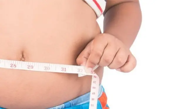 Людина вимірює собі талію