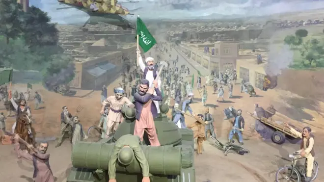 د جګړې ډګر له انځورونو او مجسمو ترکېب شوی.