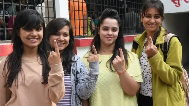 મતદાન કરીને આવેલી છોકરીઓ