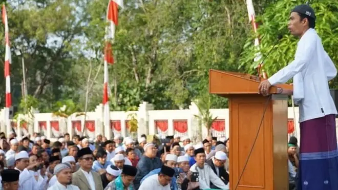 Ustadz Abdul Somad adalah salah seorang ulama populer di Indonesia yang sempat terjerat sejumlah kontroversi, salah satunya terkait pernyataannya tentang 'salib' dan 'jin kafir'