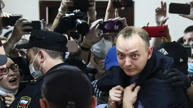 Журналиста Ивана Сафронова обвиняют в госизмене. Как работает эта статья?