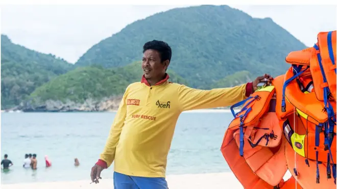 Salah seorang penjaga pantai di Pantai Lampuuk, Aceh.