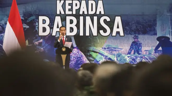 Presiden Joko Widodo menyampaikan arahan kepada Bintara Pembina Desa (Babinsa) seluruh Indonesia dalam Apel Besar Babinsa di Hanggar KFX PT DI di Bandung, Jawa Barat, Selasa (17/7).