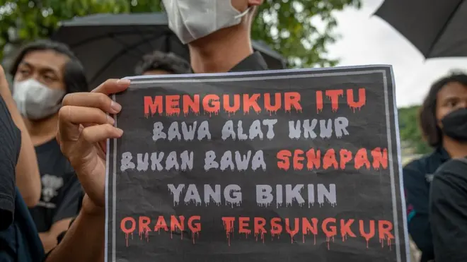 Aksi solidaritas untuk warga Wadas dilakukan sekelompok mahasiswa di Semarang, Kamis (10/02).