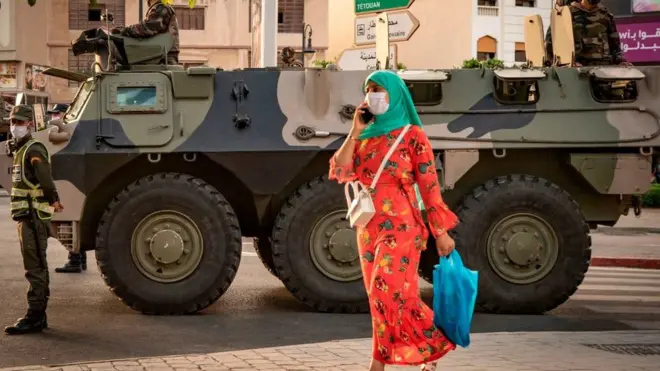 دورية من الجيش المغربي في مدينة طنجة مع بداية انتشار الموجة الثانية من فيروس كورونا