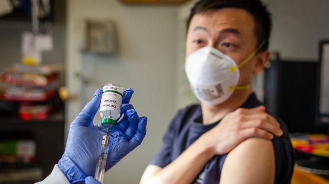 China tiene tres vacunas en ensayos cen humanos.